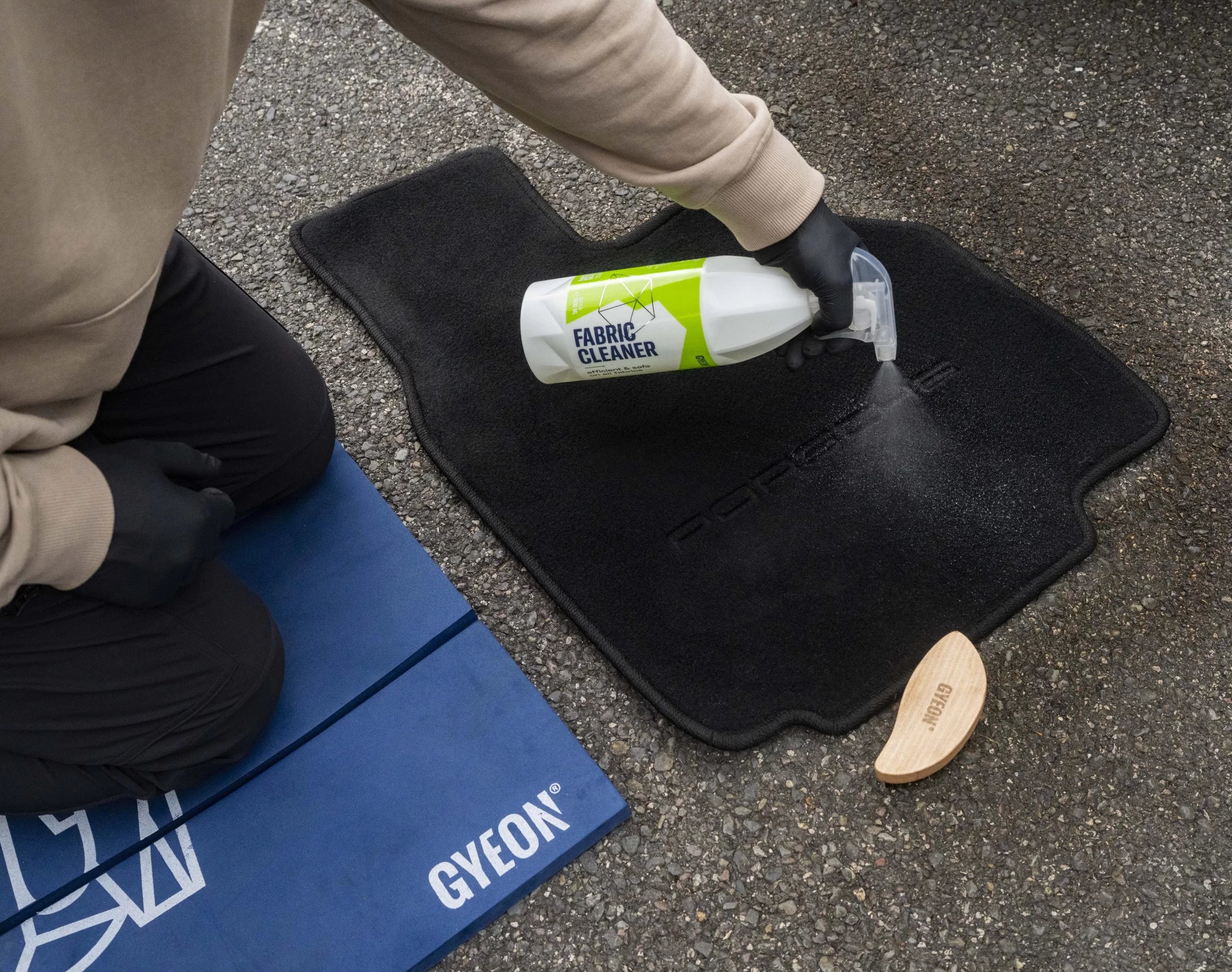 Gyeon Q²M Fabric Cleaner 1L - Image 4